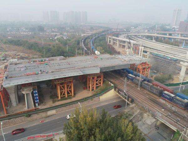 最新进展，新建“彩虹桥”已跨过郑州北站下到场啦