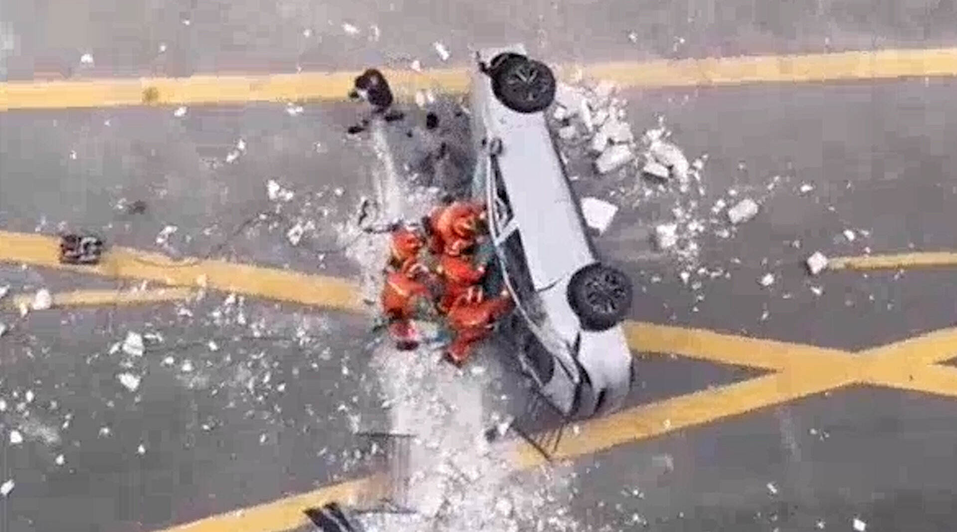 上海一蔚来汽车从3楼冲出坠落，车内2名人员一死一伤