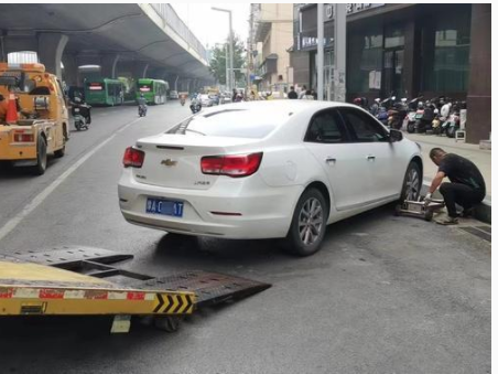 郑州交警规范陇海路布厂街停车秩序，“劝离、贴条加拖移”保持严管态势